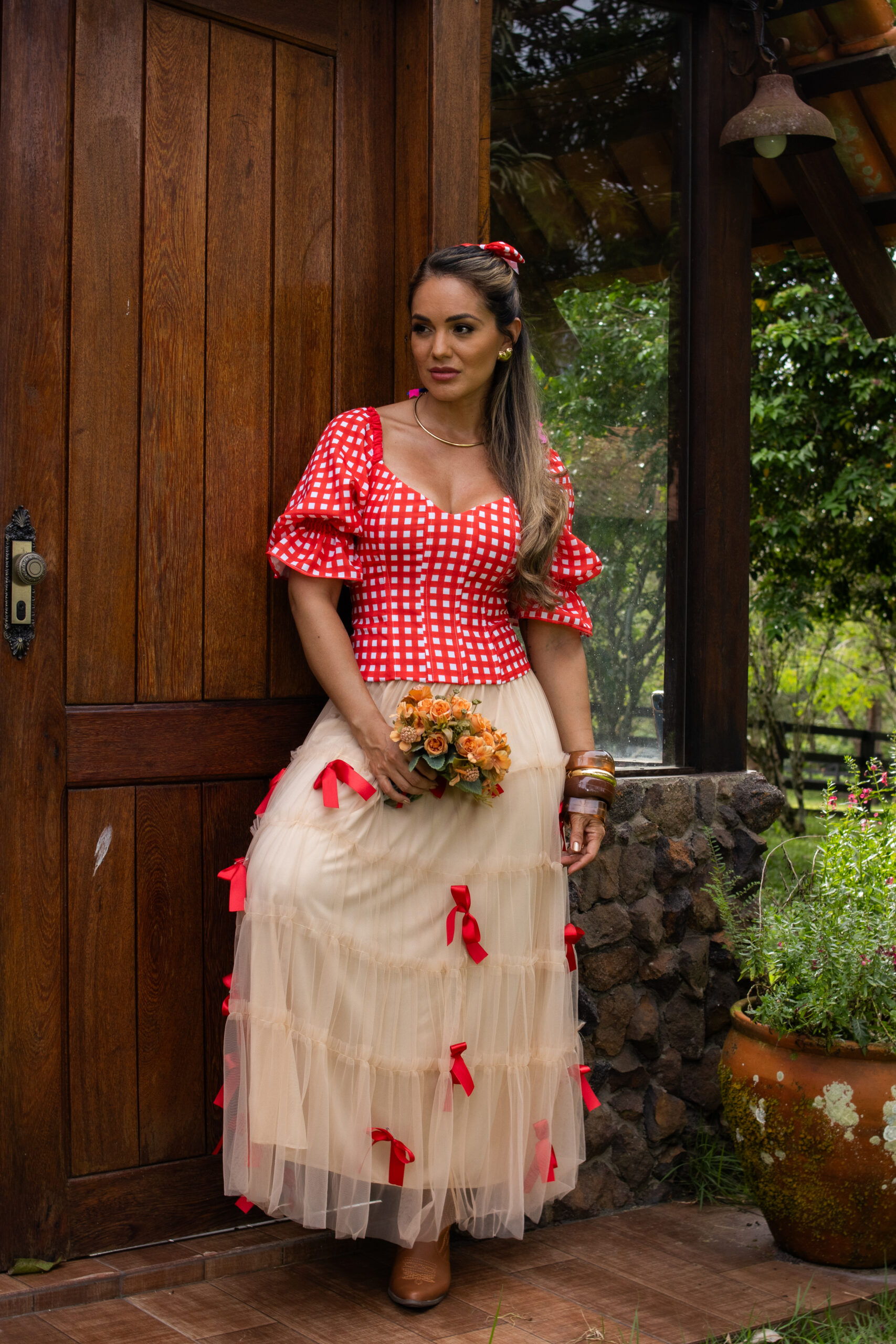 Conjunto Blusa junina corset + Saia junina tule midi + Laço junino xadrez