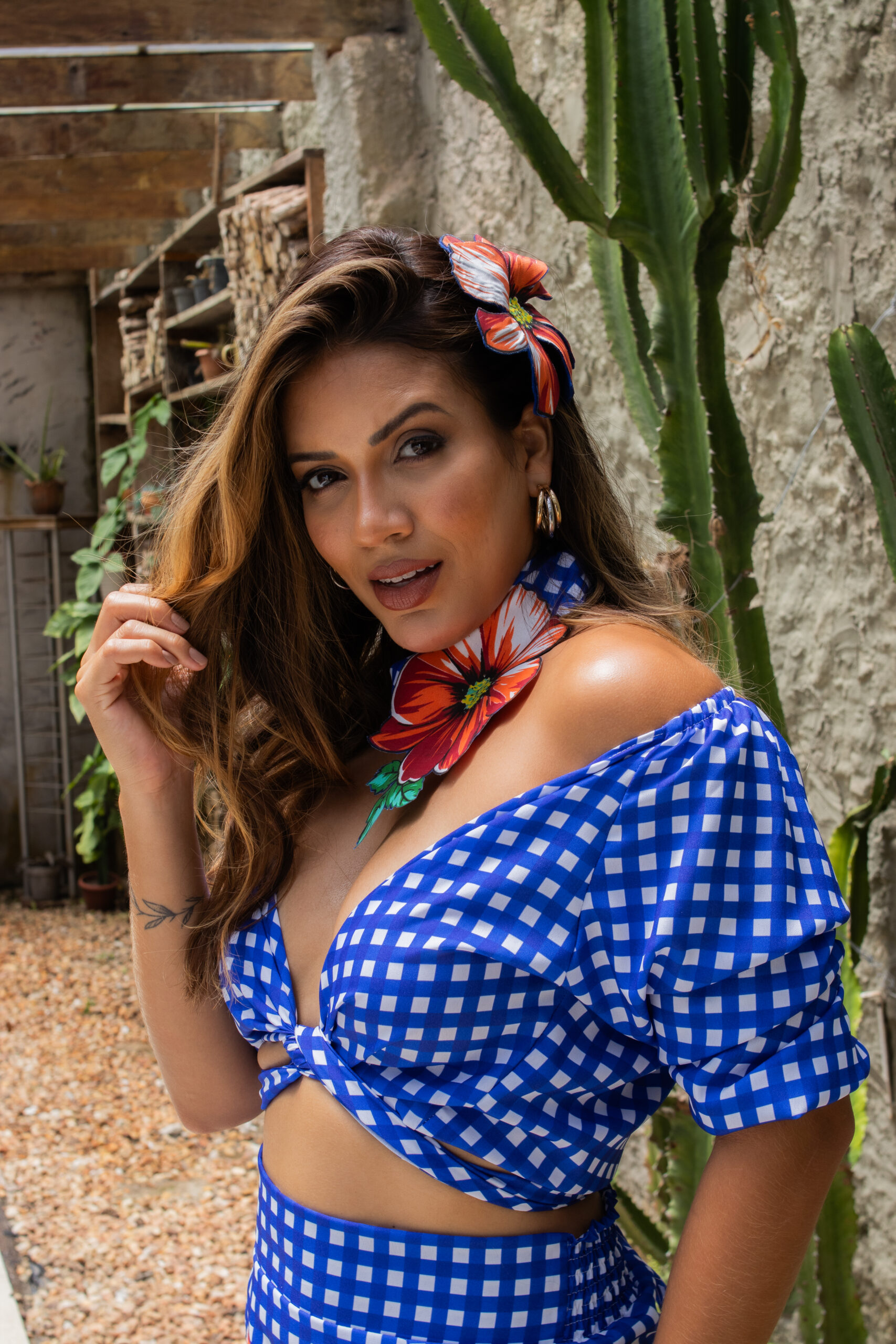 Conjunto Cropped junino xadrez + Saia junina tubo + Faixa Xadrez