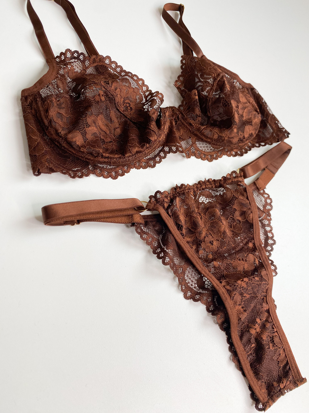 Conjunto de lingerie Dark chocolate, em renda, sem bojo, com aro de sustentação