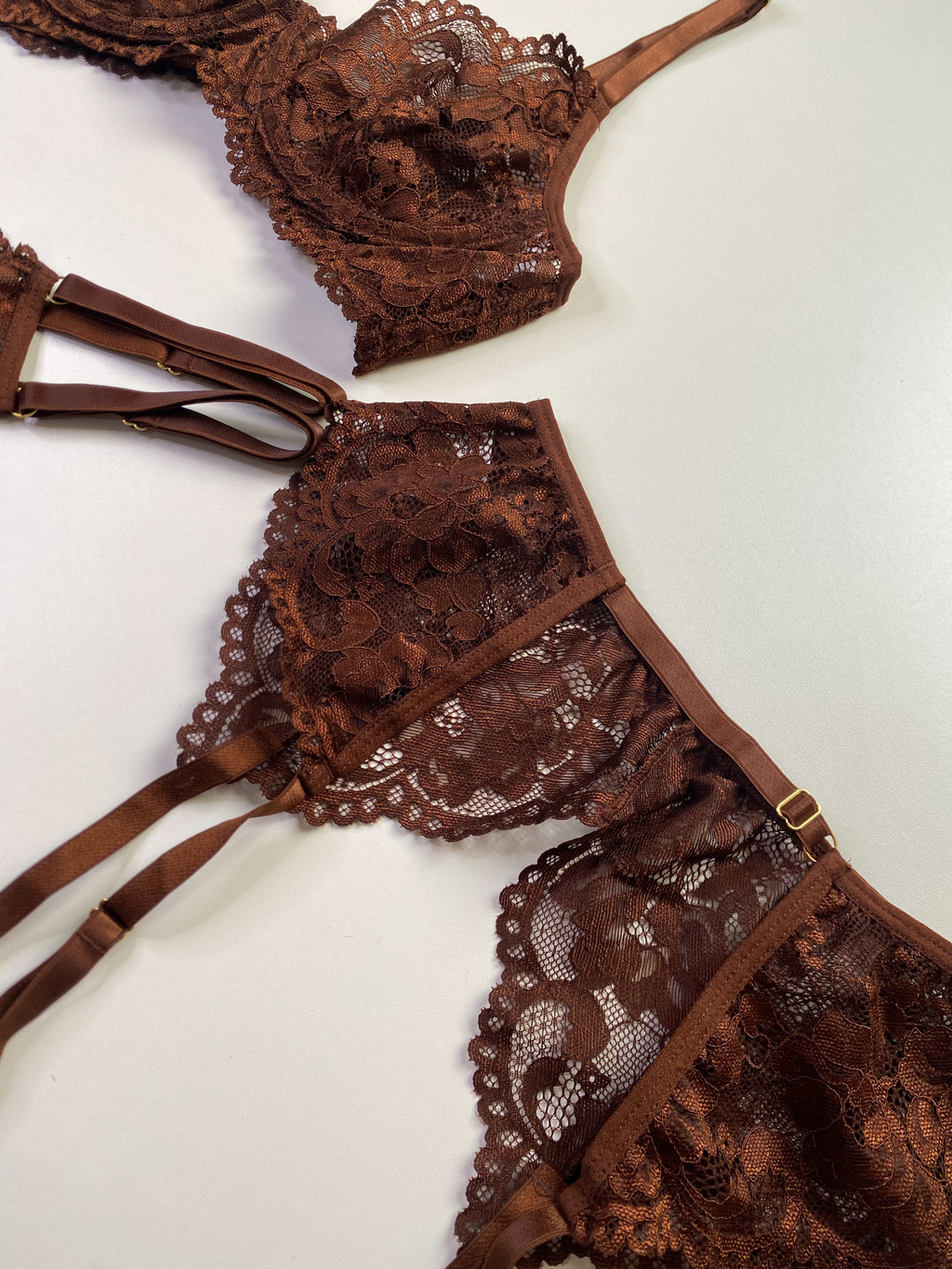 Conjunto de lingerie Cacau Intenso, em renda, sem bojo, com aro de sustentação e cinta liga