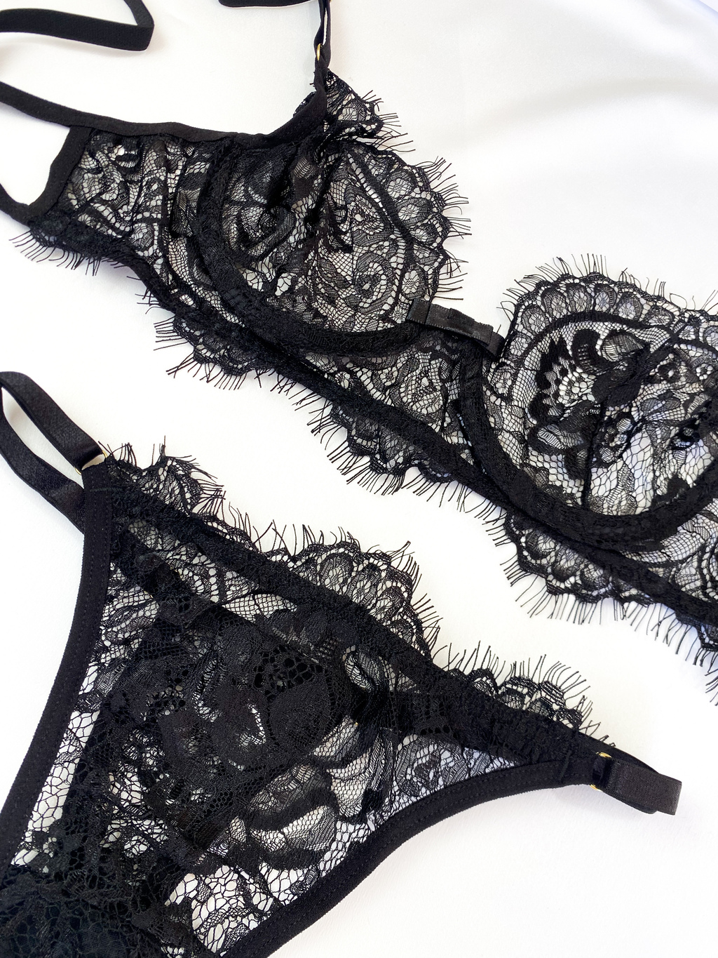Conjunto de lingerie Fatal, sem bojo com aro de sustentação e cinta liga strappy