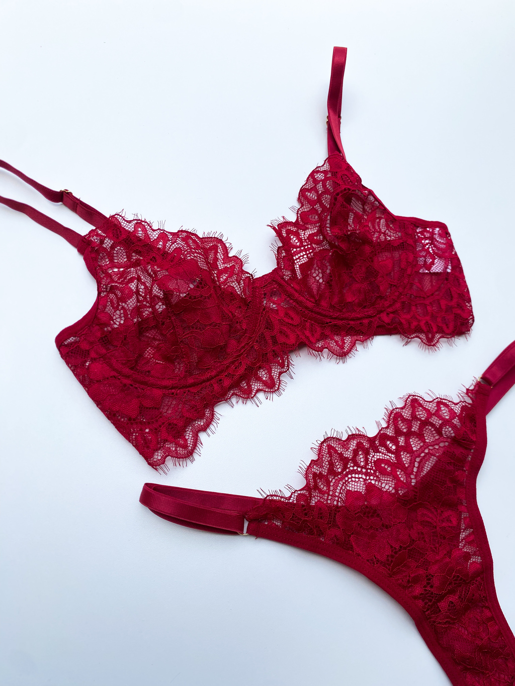 Conjunto de Lingerie Jade em renda, sem bojo com aro de sustentação e cinta liga Strappy