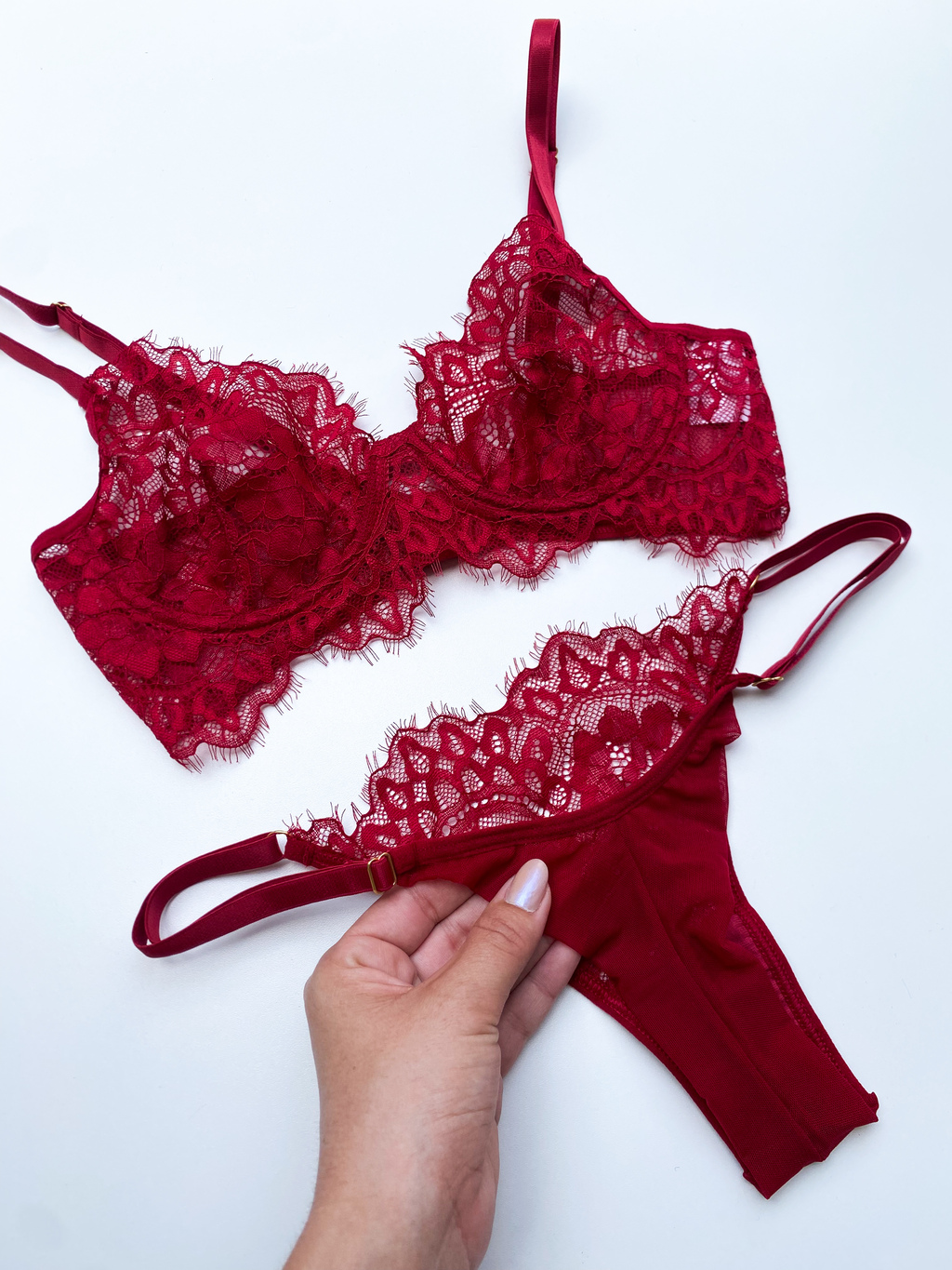 Conjunto de Lingerie Jade em renda, sem bojo com aro de sustentação e cinta liga Strappy