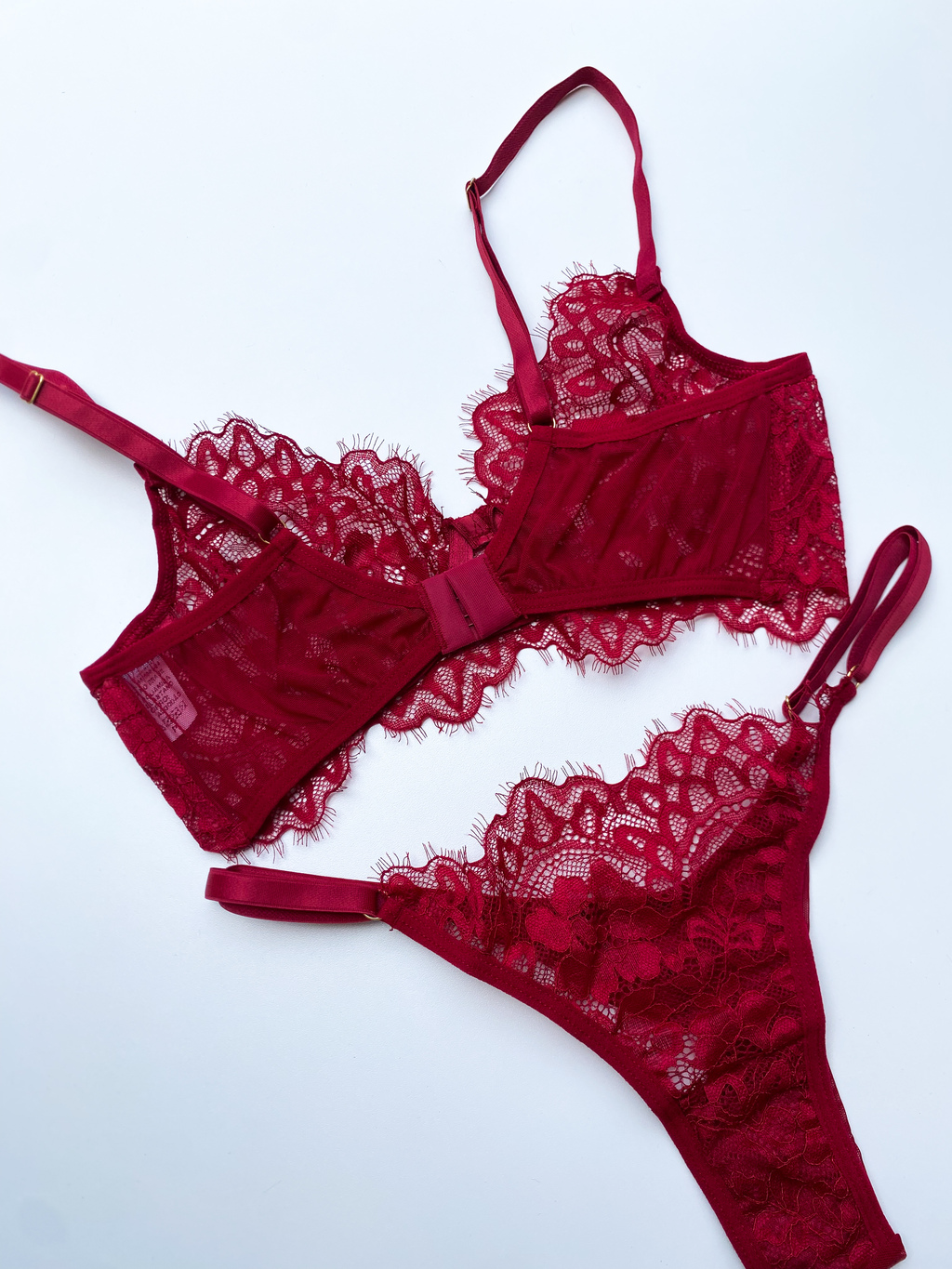 Conjunto de Lingerie Jade em renda, sem bojo com aro de sustentação e cinta liga Strappy