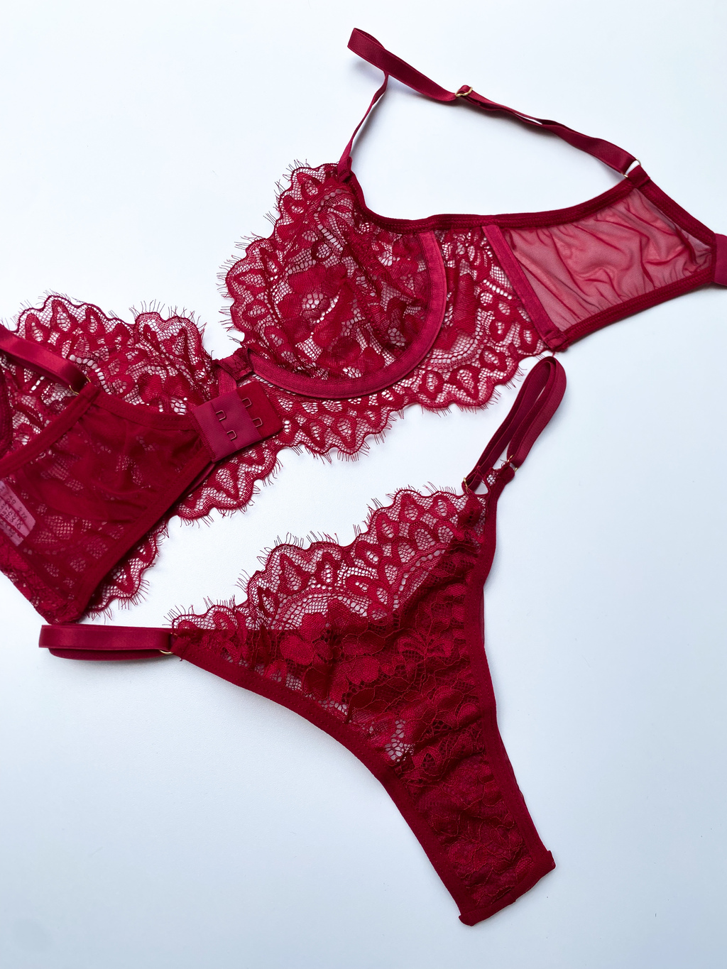 Conjunto de Lingerie Jade em renda, sem bojo com aro de sustentação e cinta liga Strappy