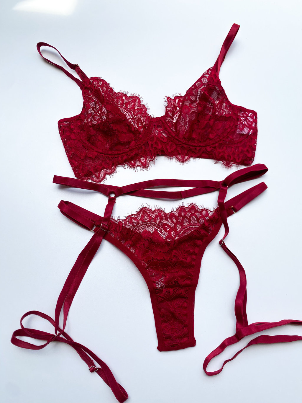 Conjunto de Lingerie Jade em renda, sem bojo com aro de sustentação e cinta liga Strappy