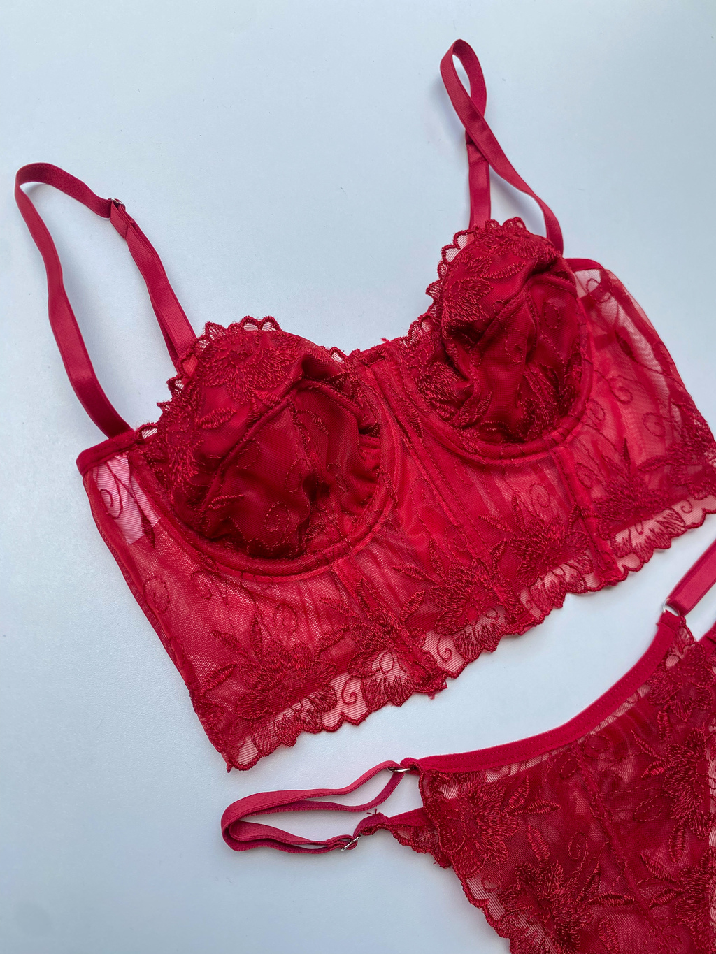 Conjunto Serena em tule bordado, sem bojo com aro de sustentação