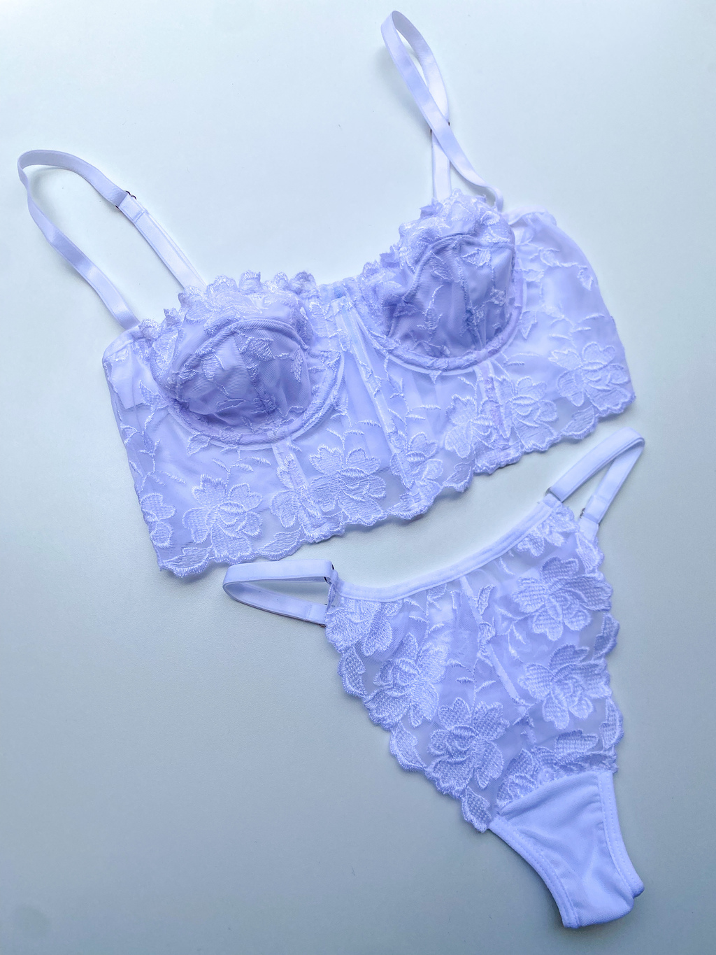 Conjunto Serena em tule bordado, sem bojo com aro de sustentação